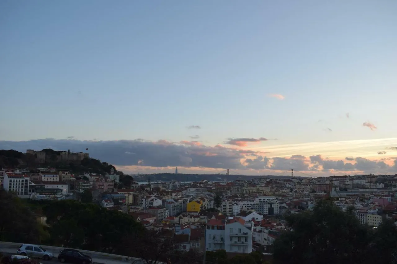 Elegant Riverview Apartment In Historical Lissabon