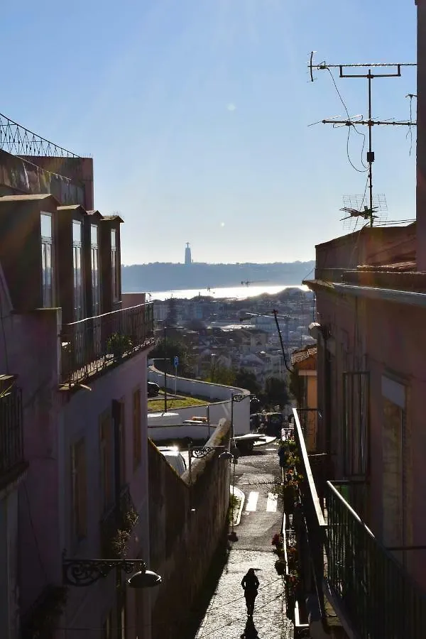 Elegant Riverview Apartment In Historical Lissabon