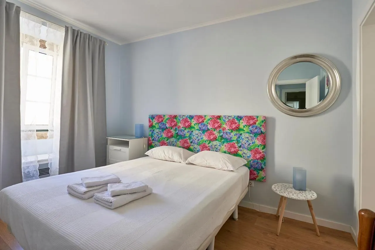 Elegant Riverview Apartment In Historical Lissabon