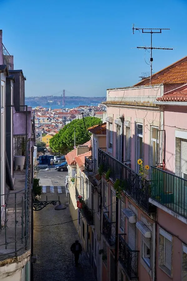 Elegant Riverview Apartment In Historical Lissabon