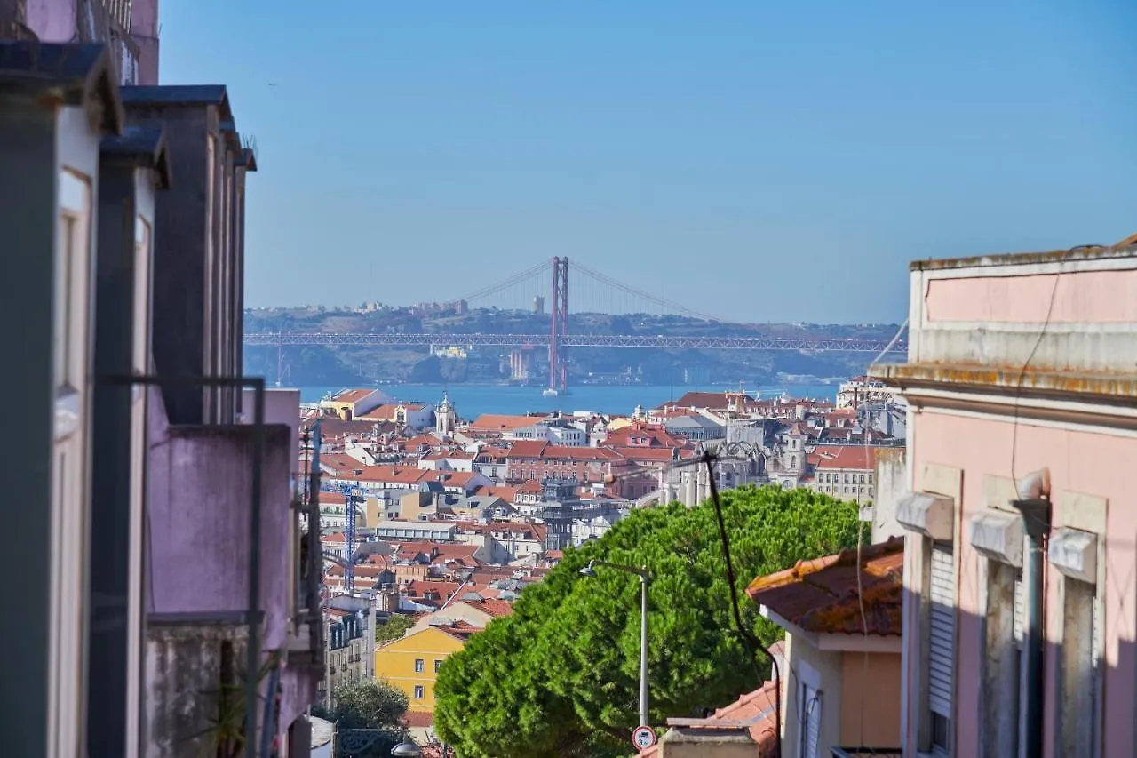 Elegant Riverview Apartment In Historical Lissabon