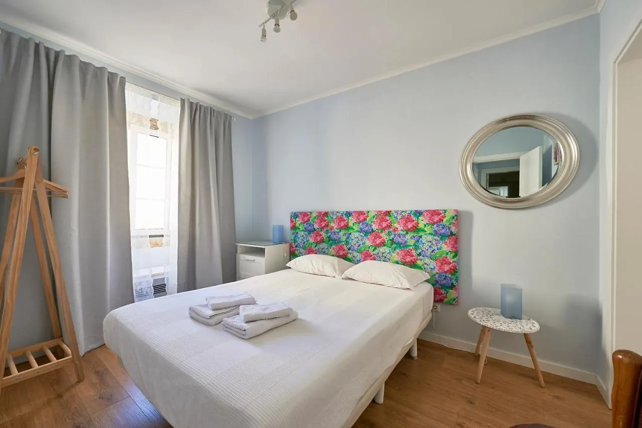 Elegant Riverview Apartment In Historical Lissabon