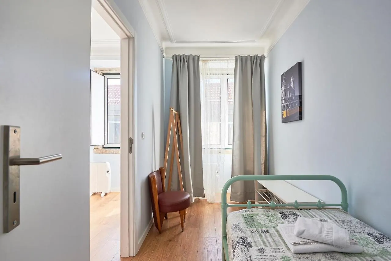Elegant Riverview Apartment In Historical Lissabon