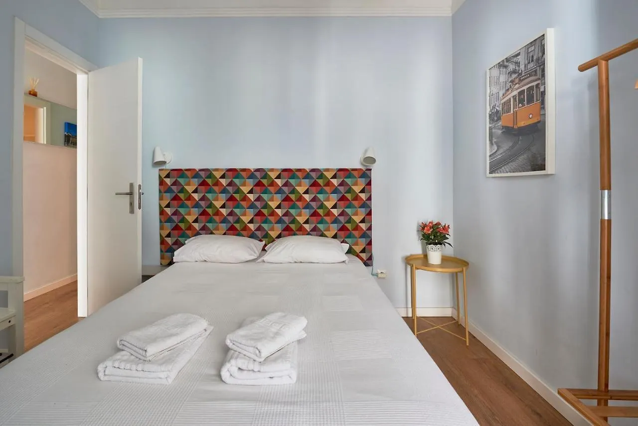 Elegant Riverview Apartment In Historical Lissabon