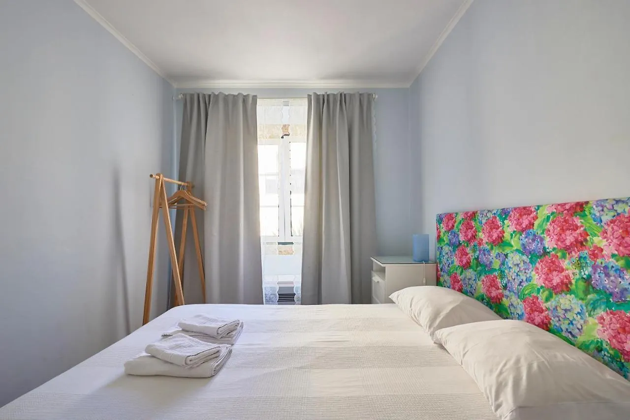 Elegant Riverview Apartment In Historical Лиссабон 0*,  Португалия