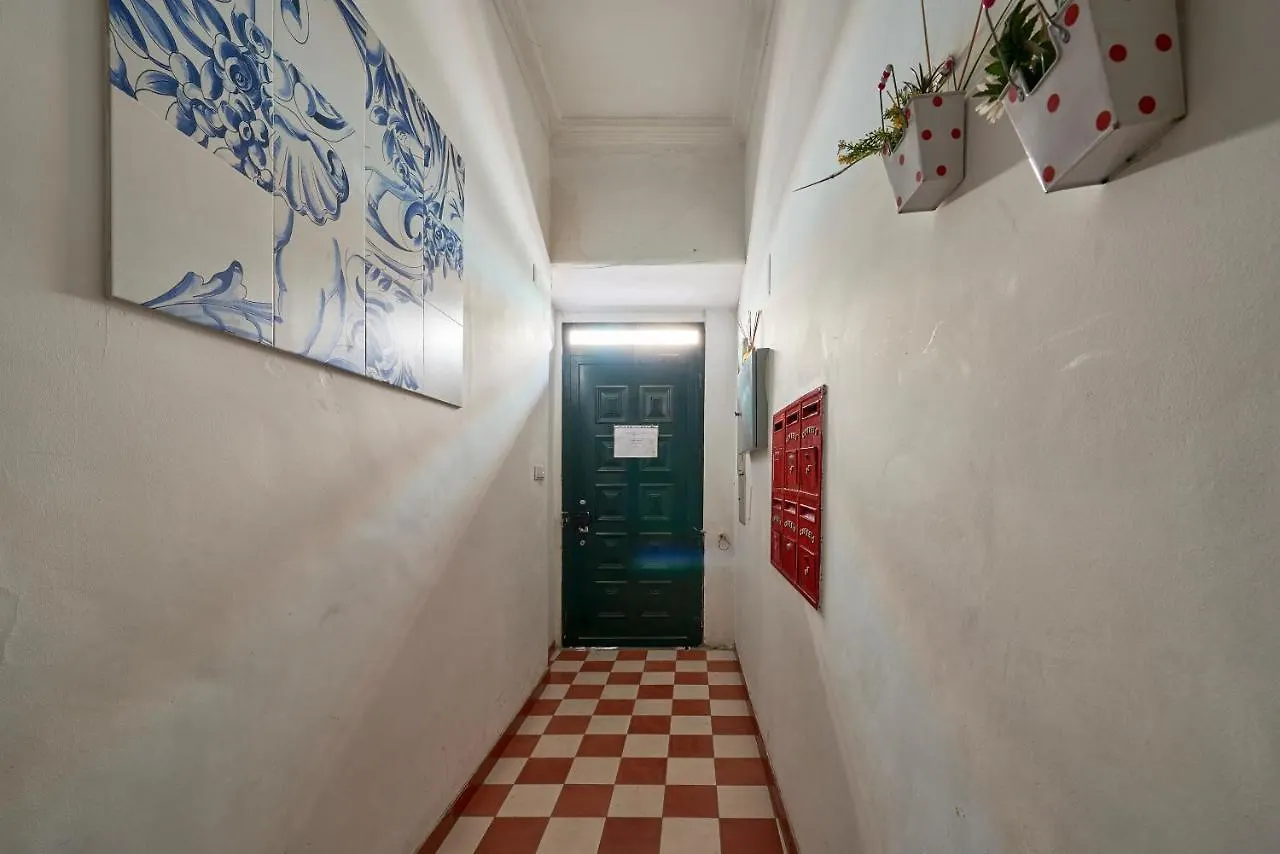 Elegant Riverview Apartment In Historical Лиссабон Португалия